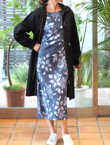 マルチWAY撥水コート×柄ワンピース 柄ワンピースの美しさを引き立て、品よくまとまる