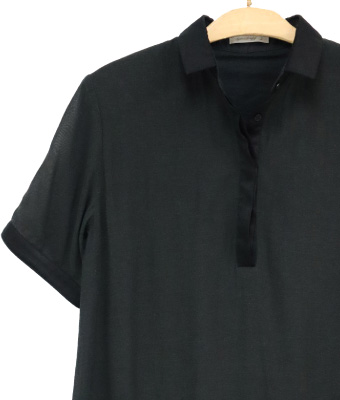 襟と前⽴てと袖⼝にサテンを効かせた上品ディテール。