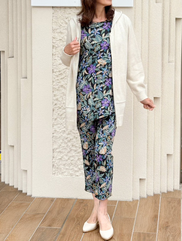 ラメ混長袖ニットカーディガン×フレンチスリーブチュニック×スリット入9分丈パンツ